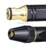 Détail en gros plan d'une lance d'arrosage noire avec embout en laiton et raccords dorés.