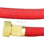 Gros plan sur un tuyau d'arrosage rouge avec raccord en aluminium doré