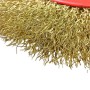Gros plan sur les fils métalliques tordus d'une brosse ronde à poils métalliques dorés.