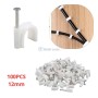 Attaches-câbles blanches arrondies avec clous en acier, utilisées pour fixer des fils jusqu'à 12 mm sur une surface en bois.