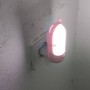 مصباح ليلي LED صغير بقدرة 0.8 واط وتيار 4 مللي أمبير لونه وردي شكله أسطواني مع أذنين مزوّد بزر تشغيل/إيقاف
