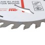 Gros plan sur les dents en carbure d'un disque de coupe pour bois de 230 mm.