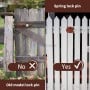 Comparaison entre un ancien verrou en métal et un verrou coulissant à ressort en plastique sur deux portails en bois.