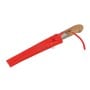 Couteau artisanal avec manche en bois et fourreau rouge en cuir.