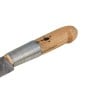Poignée en bois clair d'un couteau avec une lame en acier et un renfort métallique visible.