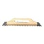 Truelle à plâtrer avec lame dentée et manche en bois clair, vue de face sur fond blanc
