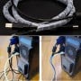 Gaine spirale transparente enroulée autour de câbles USB et câble d'ordinateur pour organiser et protéger.