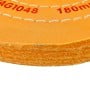 Gros plan sur plusieurs disques de polissage en tissu orange empilés, avec texte imprimé rouge.