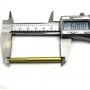 Pince étalon numérique mesurant une fraise de meulage dorée de 60 mm de long