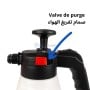 Gros plan sur la valve de purge rouge d'un pulvérisateur à pression noir et blanc.