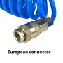 Gros plan sur un connecteur européen en métal fixé à un tuyau spiralé bleu en polyuréthane.