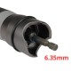 Gros plan sur l'embout hexagonal de 6,35 mm d'un adaptateur de rivet aveugle pour perceuse