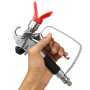 Pistolet de peinture airless avec poignée noire et gâchette métallique tenu dans une main.