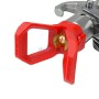 Gros plan sur la buse rouge d'un pistolet de peinture airless avec marquages de pression