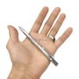 Stylo coupe verre en métal tenu dans une main, avec pointe visible en carbure de tungstène