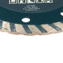 Gros plan sur le bord dentelé d'un disque diamanté noir pour coupe de matériaux durs.