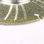 Gros plan sur un disque diamanté circulaire avec segments métalliques et surface granuleuse brillante