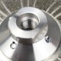 Vue rapprochée du centre métallique fileté d'un disque diamant pour outil de coupe ou meulage