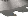 Gros plan sur une dent en carbure de tungstène d'un disque de coupe circulaire pour bois.