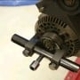 Extracteur monté sur une poulie à nervures pour démonter le composant avec une clé de 17 mm