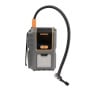 Booster batterie compact avec écran digital et flexible, boîtier gris et orange, intégré à un compresseur et lampe torche