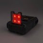 Booster batterie noir avec lumière LED rouge allumée sur fond sombre