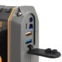 Prise et ports USB d'un booster batterie BEETRO avec volet en caoutchouc ouvert