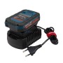 Batterie HONESTPRO 21V posée sur son chargeur avec câble secteur enroulé.