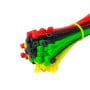 Lot de colliers de serrage en plastique multicolores rouges, noirs, verts et jaunes regroupés