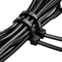 Gros plan sur un faisceau de câbles fixé avec un collier de serrage en plastique noir.