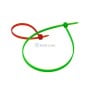 Deux colliers de serrage en plastique, un vert et un rouge, posés en cercle.