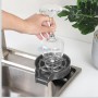 Lave-gobelets en acier inoxydable installé sur un évier avec un verre à pied tenu à l'envers.