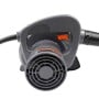 Vue rapprochée du souffleur aspirateur électrique gris avec bouton orange et grille ronde frontale.