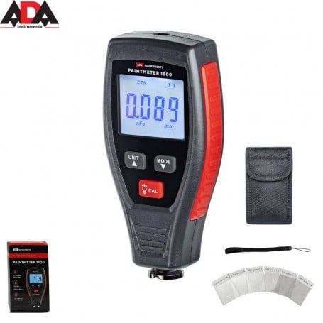 Testeur d’épaisseur de revêtement avec écran digital, coque noire et rouge, étui noir et accessoires.