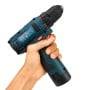 Main tenant une visseuse perceuse 12V sans fil HONESTPRO bleu et noir avec batterie