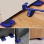 Kit de levage avec palan bleu soulevant un meuble, composé de plusieurs pièces positionnées sous différents meubles.
