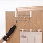 Porte manteau chromé à accrocher derrière une porte avec cinq crochets et boules en bois, suspendu à une porte en bois clair