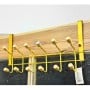 Porte-manteau doré à 5 têtes avec embouts en bois accroché sur une planche en bois.