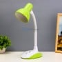 Lampe de bureau filaire avec abat-jour vert et base blanche et verte, posée sur un bureau clair.