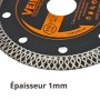 Gros plan sur un disque diamant noir avec bordure segmentée en métal et texte indiquant épaisseur 1mm.