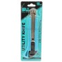 Cutter bleu avec lame large de 18 mm emballé sous blister transparent et fond bleu
