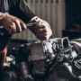 Main utilisant un jeu de rallonge de douilles coudée pour travailler sur un moteur.