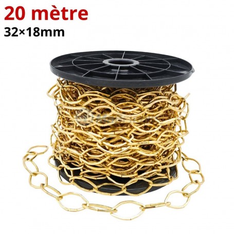 Bobine de chaîne dorée de 20 mètres avec maillons de 32×18 mm sur fond blanc