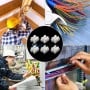 Collage montrant des connecteurs rapides blancs au centre et des électriciens travaillant sur des câbles autour.