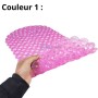 Tapis de bain souple transparent rose avec ventouses antidérapantes, maintenu par une main