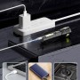Lampe torche LED noire en charge via un câble USB-C branché à une prise multiple sur un support noir.