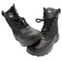 Paire de chaussures de sécurité noires, modèle montantes avec lacets et fermeture éclair latérale.