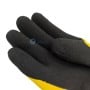 Gros plan sur un gant de protection noir et jaune avec surface texturée