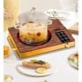 Plaque chauffante électrique à surface effet bois avec verre de cuisson sur table blanche