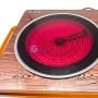 Plaque chauffante électrique en céramique avec surface de cuisson rougeoyante, effet bois autour.